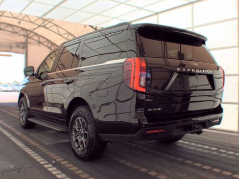 Used 2025 Ford Expedition Active AWD/4WD image 3