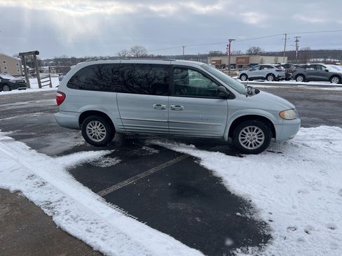 Used 2001 Chrysler Town & Country Limited image 6