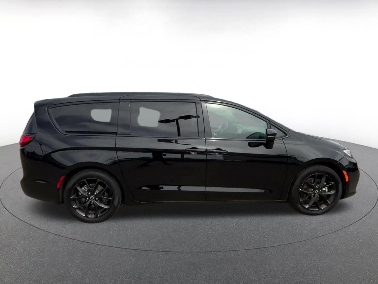 Used 2025 Chrysler Pacifica Limited FWD image 15
