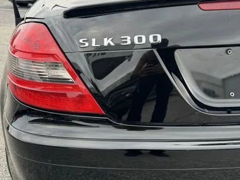 Used 2011 Mercedes-Benz SLK 300 image 17