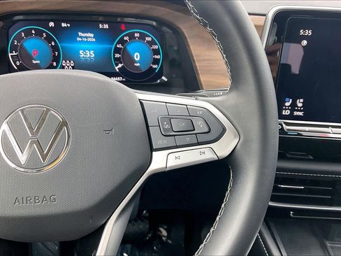 Used 2024 Volkswagen Atlas SE image 24