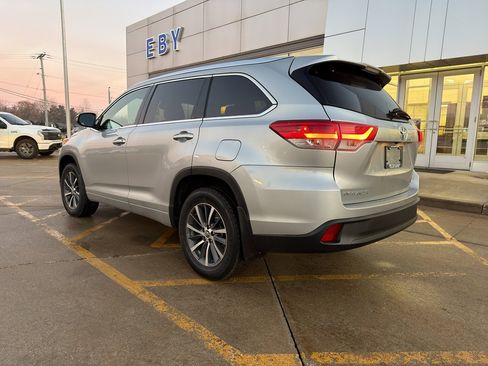 Used 2017 Toyota Highlander XLE image 3