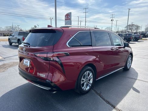Used 2024 Toyota Sienna Platinum AWD/4WD image 22