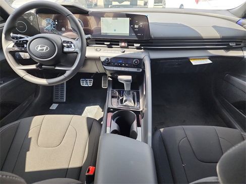New 2025 Hyundai Elantra SEL image 9