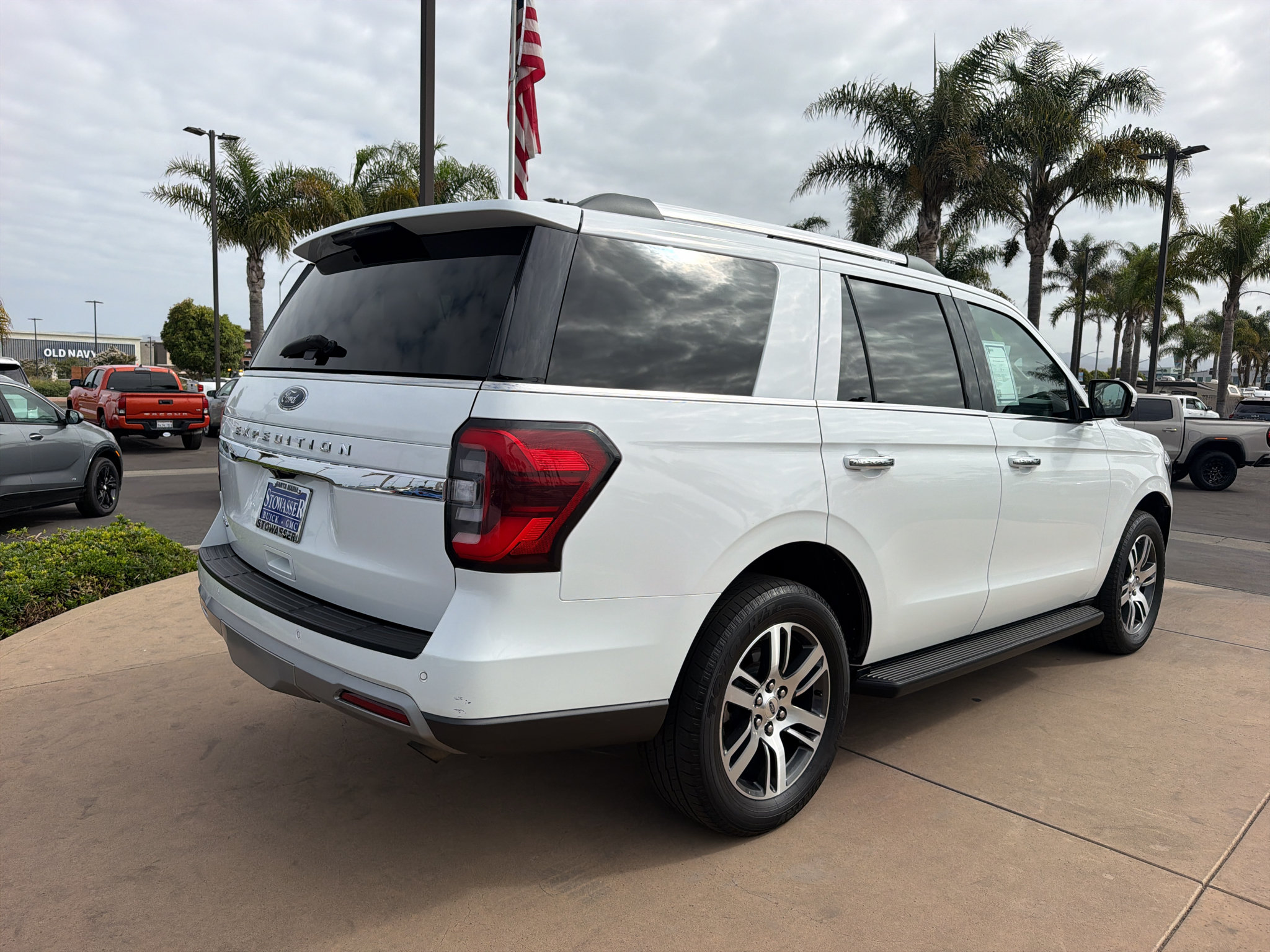 Used 2024 Ford Expedition Limited AWD/4WD image 5