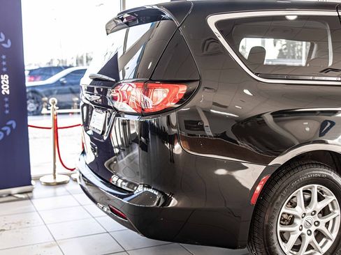 Used 2022 Chrysler Voyager LX image 14