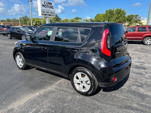 Used 2017 Kia Soul FWD image 2