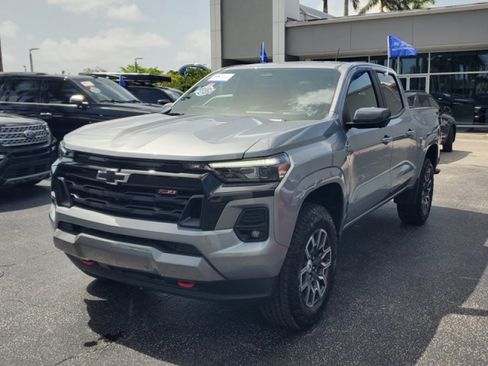Used 2025 Chevrolet Colorado Z71 w/ Technology Package AWD/4WD image 3