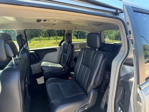Used 2012 Chrysler Town & Country Touring w/ Entertainment Group #1 FWD image 18