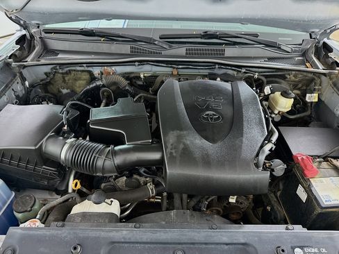 Used 2018 Toyota Tacoma TRD Sport AWD/4WD image 10