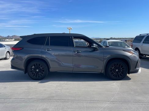 Used 2023 Toyota Highlander XSE image 2