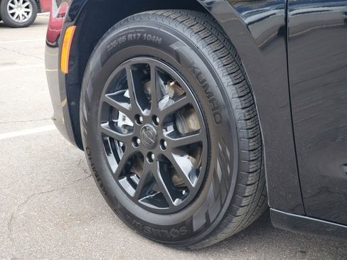 Certified 2024 Chrysler Pacifica Touring-L image 33