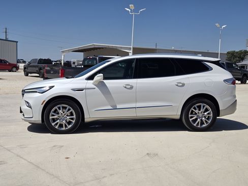 Used 2023 Buick Enclave Essence w/ Experience Buick Package FWD image 4
