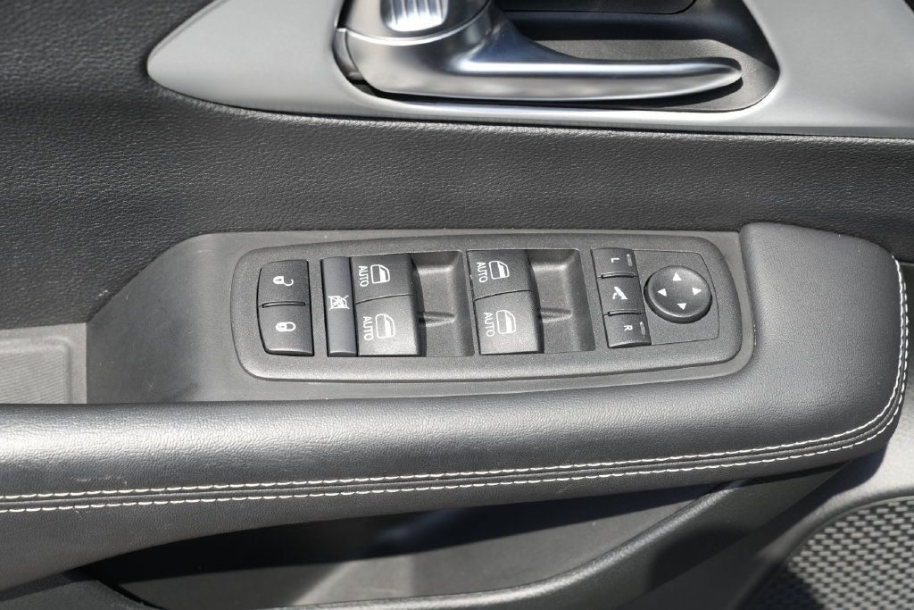 Used 2025 Chrysler Pacifica Limited FWD image 21