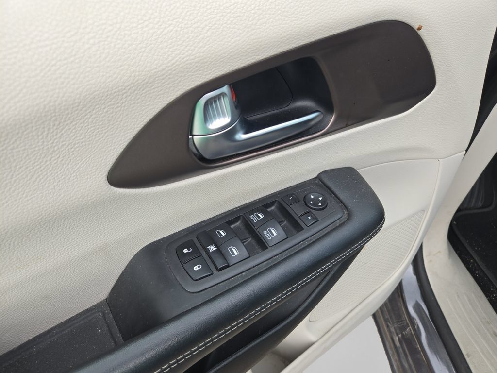 Used 2023 Chrysler Voyager LX FWD image 19