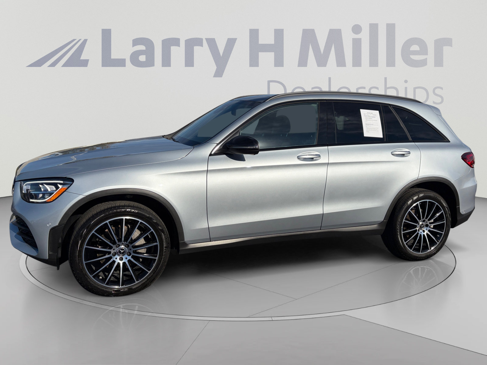 Used 2021 Mercedes-Benz GLC 300 4MATIC image 2