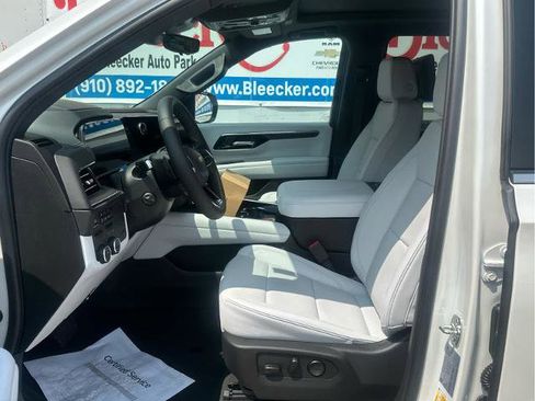 New 2025 Chevrolet Suburban Premier image 25