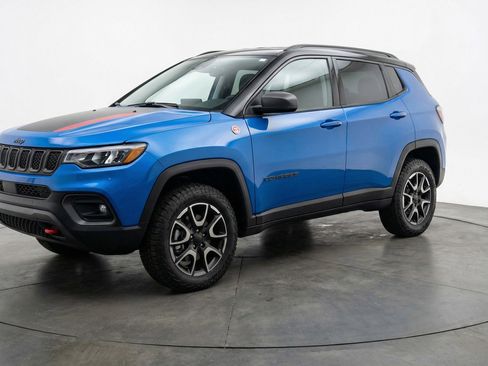 Used 2025 Jeep Compass Trailhawk image 3