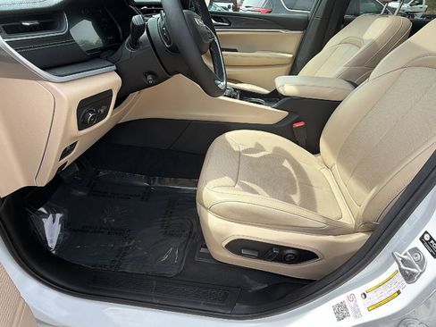 Used 2024 Jeep Grand Cherokee Limited w/ Luxury Tech Group II image 16