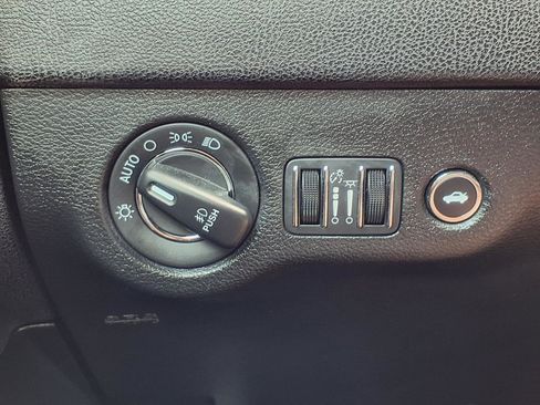 Used 2023 Chrysler 300 Touring L w/ Comfort Group image 9