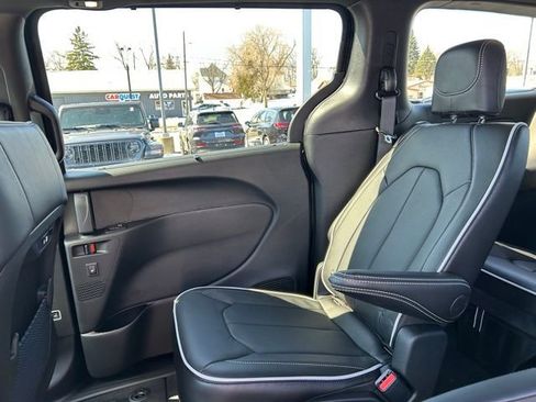 New 2026 Chrysler Pacifica Limited AWD/4WD image 19