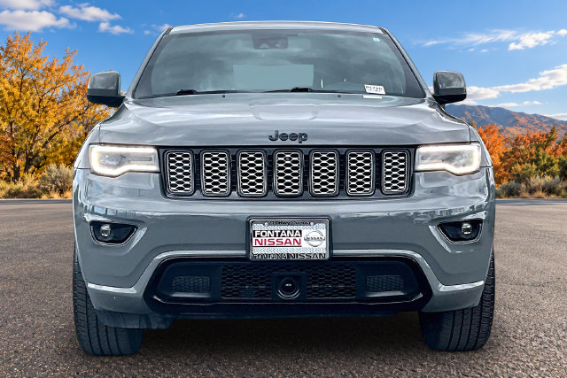 Used 2020 Jeep Grand Cherokee Laredo AWD/4WD image 2