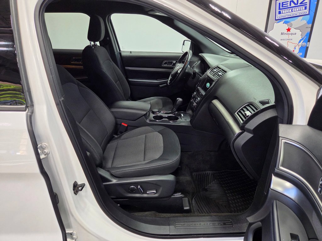 Used 2018 Ford Explorer XLT w/ XLT Technology Feature Bundle AWD/4WD image 17