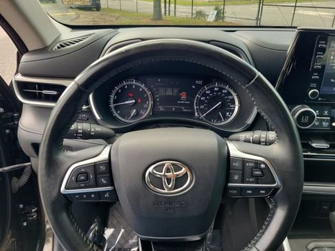 Used 2021 Toyota Highlander XLE FWD image 25