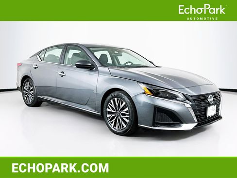 Used 2025 Nissan Altima 2.5 SV image 1