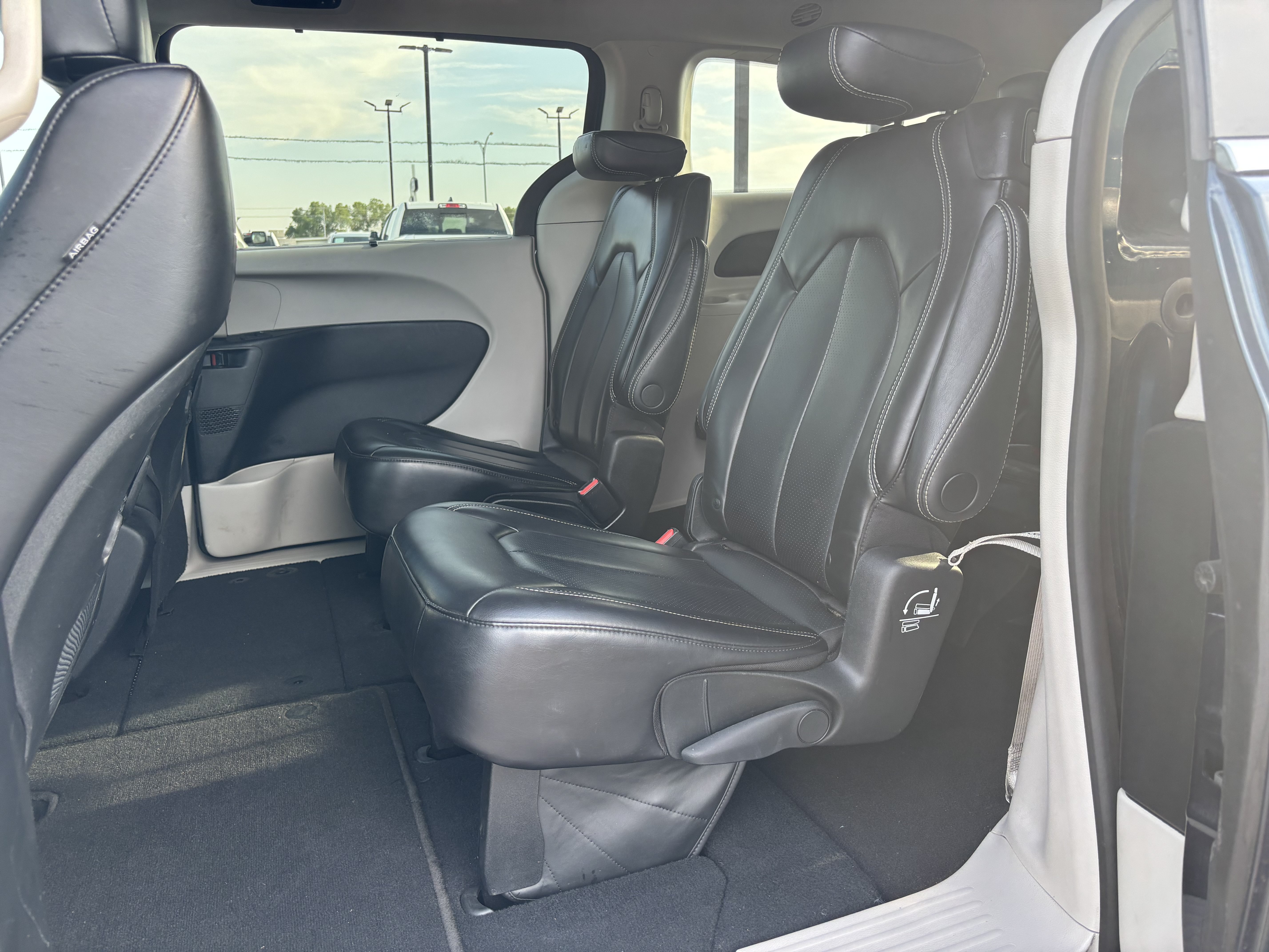 Used 2023 Chrysler Pacifica Touring-L FWD image 26
