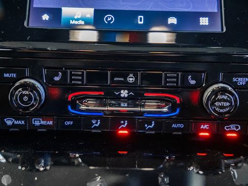 New 2025 Jeep Grand Cherokee Altitude image 22