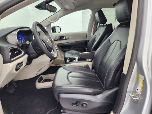 Used 2024 Chrysler Pacifica Touring-L image 8