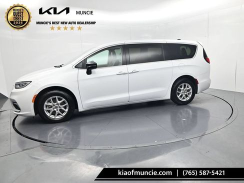 Used 2024 Chrysler Pacifica Touring-L FWD image 4