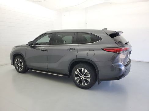 Used 2022 Toyota Highlander XLE image 7