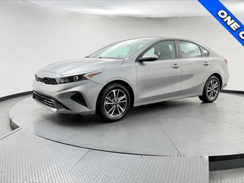 Used 2023 Kia Forte LXS FWD image 2