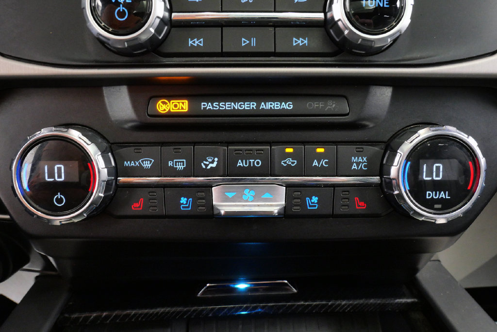 Used 2022 Ford F350 Platinum w/ Tremor Off-Road Package AWD/4WD image 34
