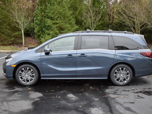 New 2026 Honda Odyssey Touring image 4