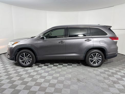 Used 2018 Toyota Highlander XLE image 2