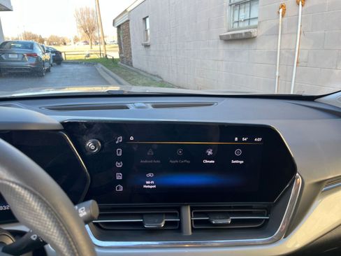 Used 2025 Chevrolet Trax LT image 17