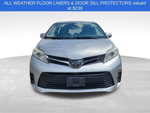 Used 2019 Toyota Sienna LE AWD/4WD image 2