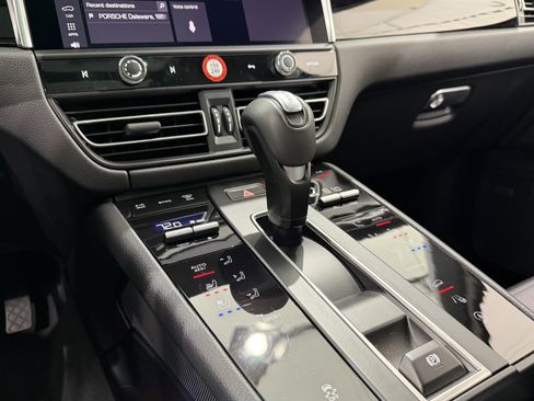 Certified 2025 Porsche Macan image 37