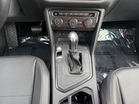 Used 2019 Volkswagen Tiguan SE w/ Panoramic Sunroof Package FWD image 17