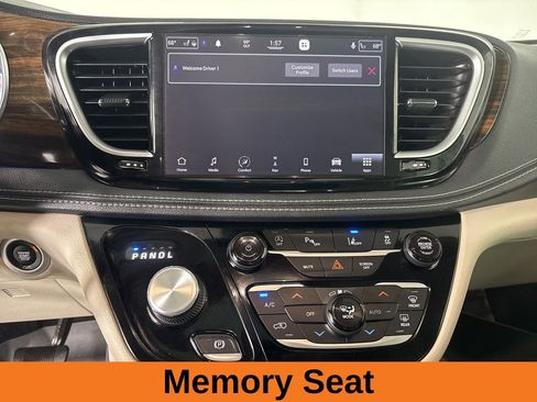 Used 2021 Chrysler Pacifica Limited w/ Uconnect Theater Family Group image 17