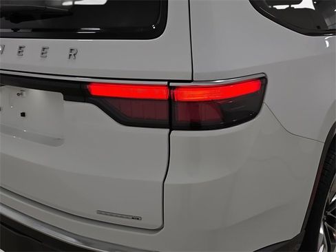 Used 2022 Jeep Wagoneer Series III w/ Premium Group I image 34