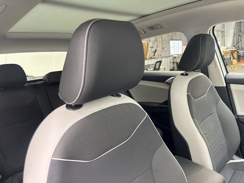 Used 2025 Volkswagen Taos SE w/ Panoramic Sunroof Package FWD image 45