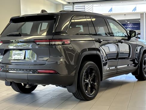 Used 2023 Jeep Grand Cherokee Altitude AWD/4WD image 4