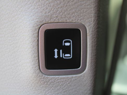 Used 2023 Chrysler Pacifica Touring-L FWD image 8