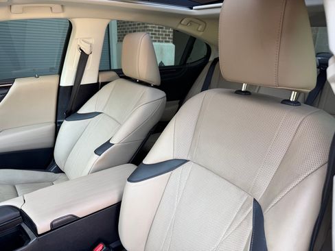 Used 2019 Lexus ES 350 Ultra Luxury w/ Accessory Package 2 FWD image 16