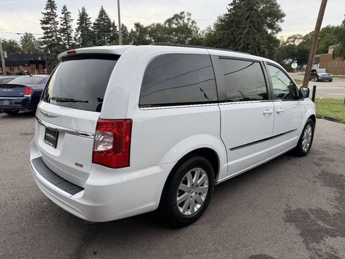 Used 2016 Chrysler Town & Country Touring FWD image 4