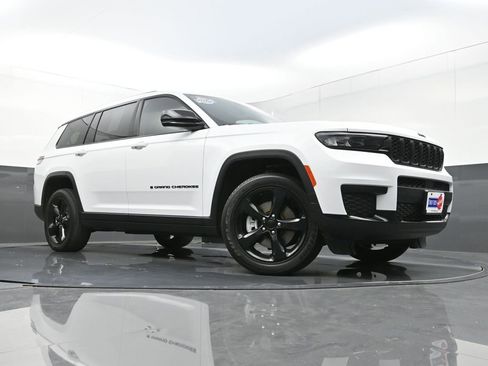 Used 2023 Jeep Grand Cherokee L Laredo image 28